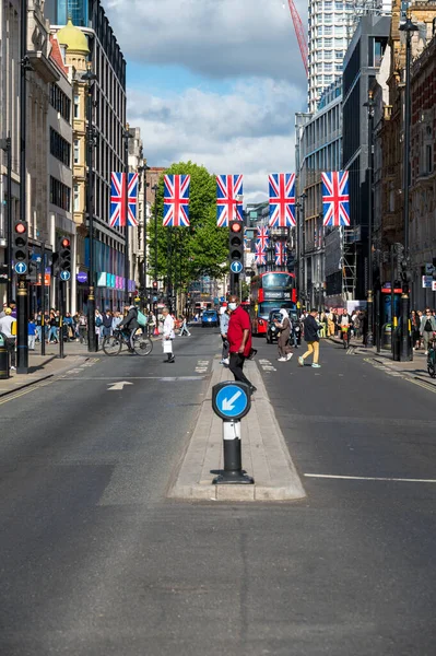 2022年5月18日 联合杰克旗悬挂在繁忙的伦敦街上庆祝白金50周年 — 图库照片