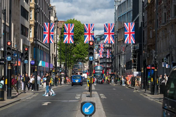 Londen Mei 2022 Union Jack Vlaggen Hangen Boven Drukke Straat — Stockfoto