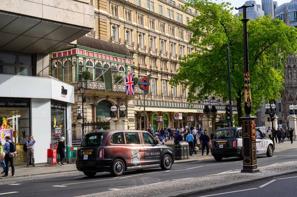 London Maja 2022 Taksówki Londyńskie Strand Przed Charing Cross Station — Zdjęcie stockowe