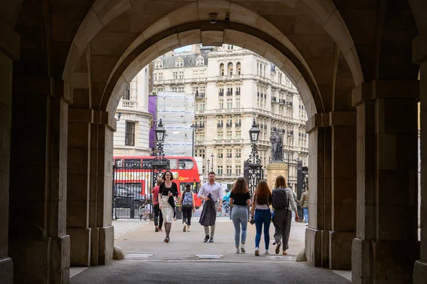 2022年5月18日 人们在红色伦敦双层巴士的背景下穿过入口拱门前往骑兵游行 — 图库照片