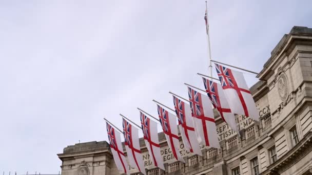 Londres Mayo 2022 Banderas Insignia Blanca Colgando Del Almirantazgo Arco — Vídeo de stock