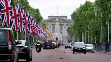 LONDON - 18 Mayıs 2022: Platin yıldönümü kutlamaları hazırlıkları sırasında Buckingham Sarayı 'na doğru trafik