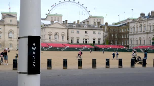 Londres Maio 2022 Fechar Placa Ruanda Para Eventos Jubilares Com — Vídeo de Stock