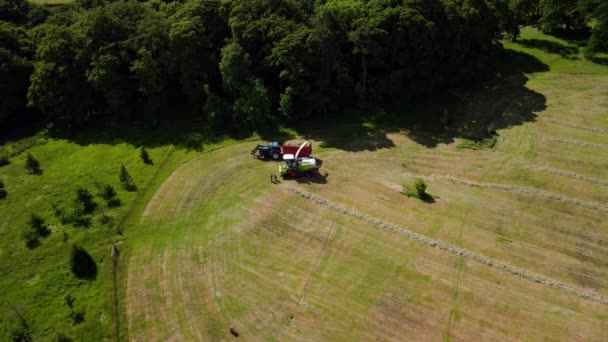 리치먼드 요크셔 2021 나무가 줄지어 들판에서 수확기와 트랙터를 촬영하는 — 비디오