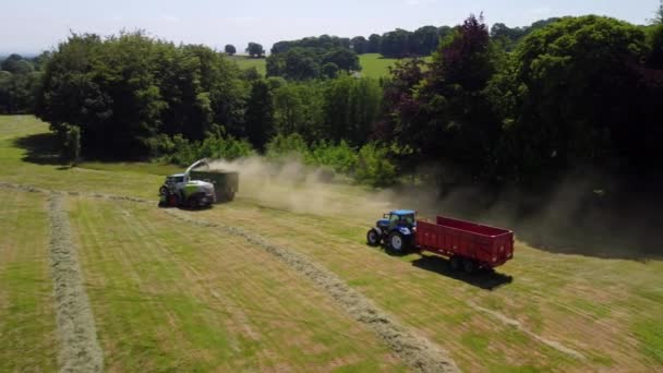 리치먼드 요크셔 2021 트랙터와 트레일러가 차지하고 수확하는 옆에서 트레일러를 트랙터의 — 비디오