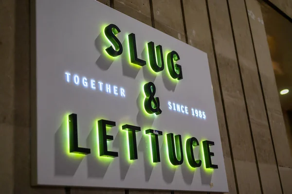 London May 2022 Illuminated Sign Slug Lettuce Pub Night — Stockfoto