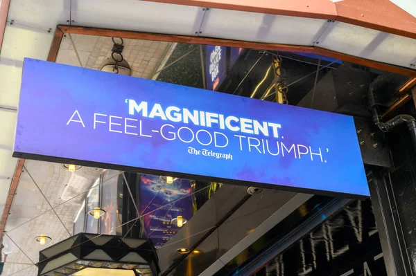 London May 2022 Review Quotes Sign Hangs Entrance Adelphi Theatre — Stockfoto