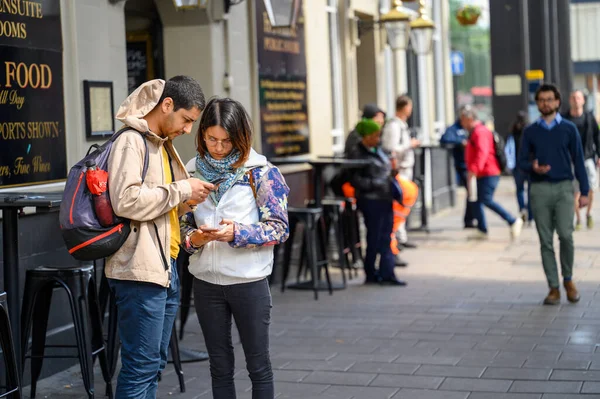 London May 2022 Man Woman Backpacks Looking Smartphones Busy London — Foto de Stock