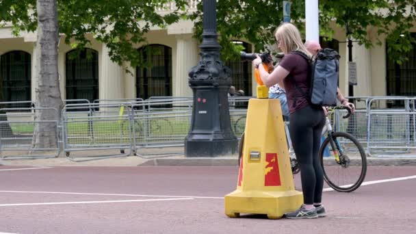 Londres Maio 2022 Fotógrafa Feminina Prepara Câmera Cone Trânsito Meio — Vídeo de Stock