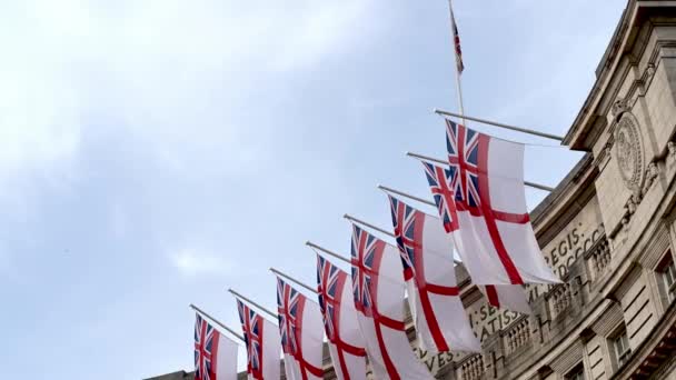 Londres Mayo 2022 Inclinación Banderas Blancas Del Almirantazgo Arco Londres — Vídeo de stock