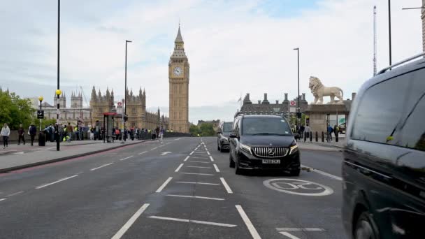 Londres Setembro 2022 Veículos Segurança Negros Atravessam Ponte Westminster Fechada — Vídeo de Stock