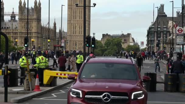 Londres Septembre 2022 Les Services Sécurité Permettent Une Voiture Franchir — Video