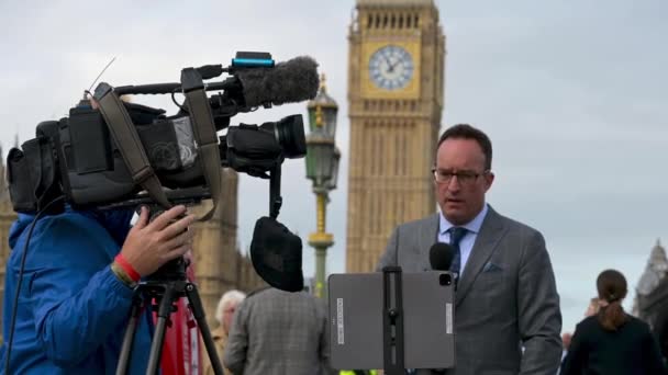 ロンドン 2022年9月14日 エリザベス女王の国葬の際に議会前のウェストミンスター橋から報告されたテレビニュースクルー — ストック動画