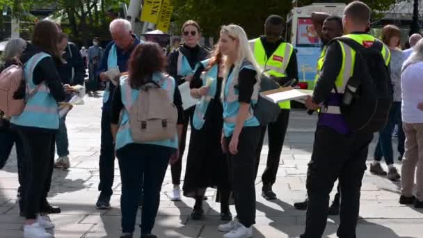 London Szeptember 2022 Marshals Készül Kiosztani Csuklópántok Emberek Várják Sorban — Stock videók