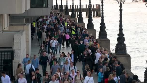 London Sept 2022 Queue Thames Riverbank See Queen Laying State — Stock Video