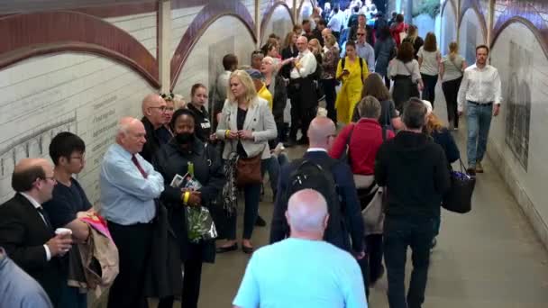 Londres Setembro 2022 Pessoas Esperam Túnel Abaixo Ponte Blackfriars Fila — Vídeo de Stock