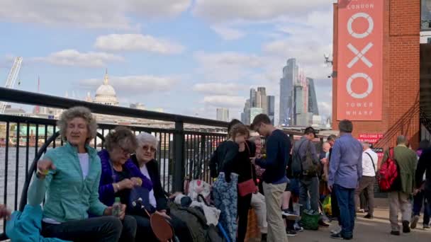 ロンドン 2022年9月14日 キューの人々は 女王が州に横たわっているのを見るためにタワーフの横に待って座っている 聖パウロ大聖堂と背景の街 — ストック動画