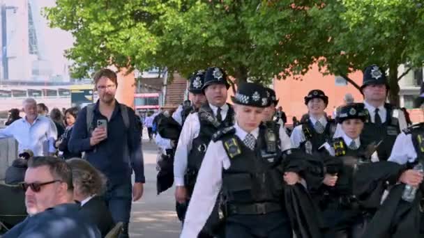 ロンドン 2022年9月14日 警察官がキュー中にサウスバンクに沿って行進し エリザベス2世が州内に横たわっているのを見る — ストック動画