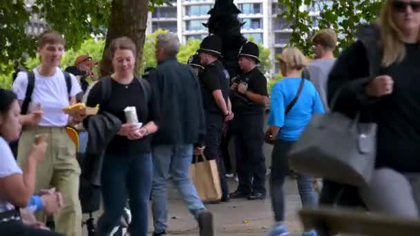 Londen September 2022 Politieagenten Verzamelen Zich Southbank Tijdens Wachtrij Koningin — Stockvideo