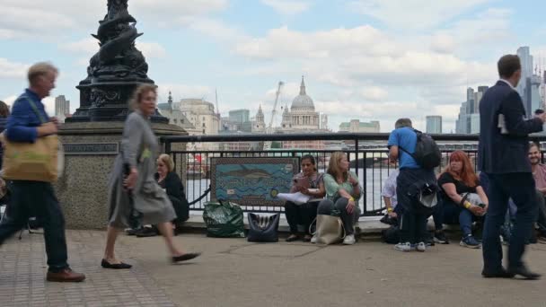 ロンドン 2022年9月14日 キューの人々は 女王が女王の散歩を待っている状態で横たわっているのを見るために 聖パウロ大聖堂と背景の街 — ストック動画