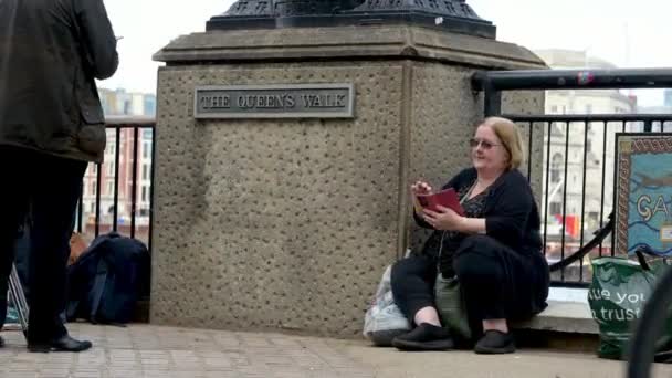 London Sept 2022 Woman Smartphone Sits Next Queen Walk Sign — Stock Video