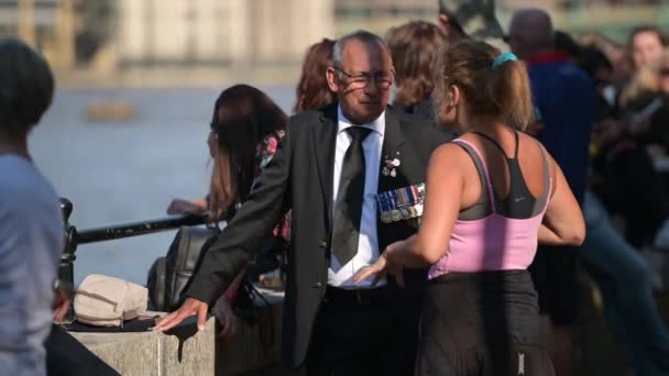 Λονδινο Σεπτεμβρίου 2022 Ένας Άνδρας Μετάλλια Στο Στήθος Στέκεται Στην — Αρχείο Βίντεο