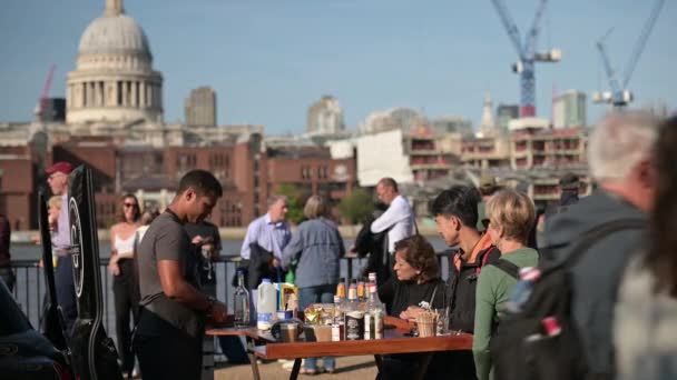 Лондон Сентября 2022 Года Саутбэнке Открылась Мобильная Кофейня Обслуживать Людей — стоковое видео