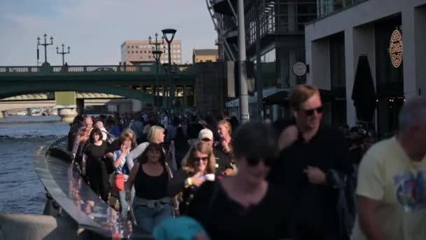 Londres Setembro 2022 Vista Longo Rio Tâmisa Fila Pessoas Esperando — Vídeo de Stock