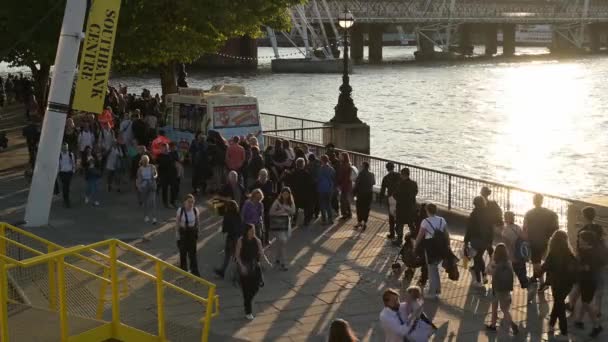 Londen September 2022 Rij Mensen Die Langzaam Langs Southbank Trekken — Stockvideo