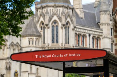 Royal Court of Justice otobüs durağı tabelası. Mahkeme binaları arka planda odak dışı