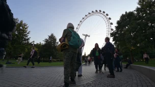 ロンドン 2022年9月14日 女王が州内に横たわっているのを見るためのキューはジュビリー公園で停止しました 夕方にはロンドン アイを背景に — ストック動画