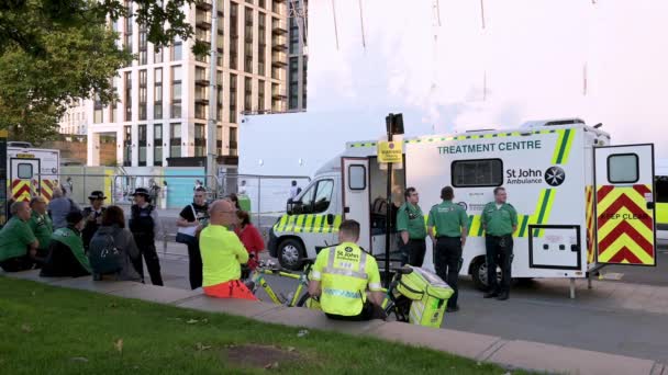 Londýn Září 2022 Záchranáři Policisté Vchodu Jubilejního Parku Čekají Podpora — Stock video