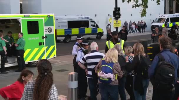 London Sept 2022 Police Officers Engage Public Queuing See Queen — Stock Video
