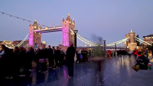 ロンドン 2022年9月16日 女王が国家に横たわっているのを見るためのキューのタイムラプス 夜が明けるにつれて背景のタワーブリッジ — ストック動画