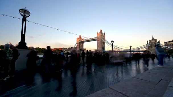 ロンドン 2022年9月16日 キューとタワーブリッジのタイムラプス女王が前景に横たわっているのを見るために 初期の夜黄金の光 — ストック動画