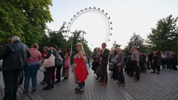 ロンドン 2022年9月14日 女王が州内に横たわっているのを見るためのキューはジュビリー公園で停止しました 夕方にはロンドン アイを背景に — ストック動画