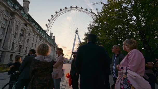 ロンドン 2022年9月14日 女王が州内に横たわっているのを見るためのキューは ロンドン アイによって停止しました 郡役所の隣の夕方 — ストック動画