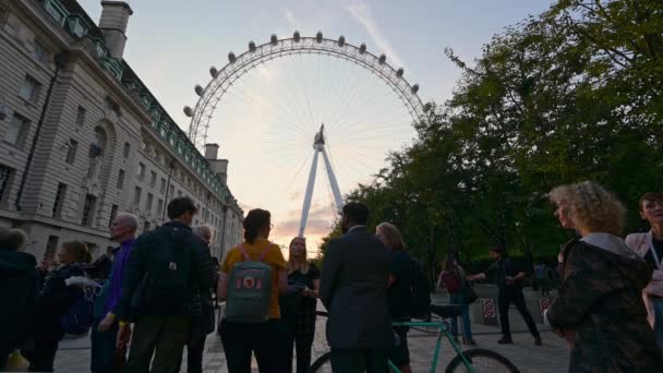 ロンドン 2022年9月14日 女王が州内に横たわっているのを見るためのキューは ロンドン アイの前に移動し始めます 郡役所の隣の夕方 — ストック動画