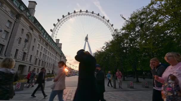 ロンドン 2022年9月14日 女王が日没時にロンドン アイの前を通過するのを見るためにキュー 郡役所の隣の夕方 — ストック動画