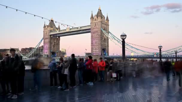 ロンドン 2022年9月16日 女王が国家に横たわっているのを見るためのキューのタイムラプス タワーブリッジの背景には夕方の黄金の光でびっしょり — ストック動画