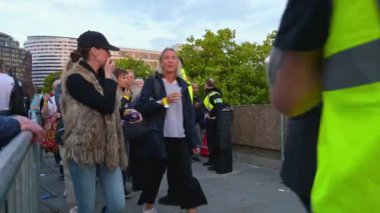 14 Eylül 2022 'de Westminster Köprüsü' ndeki bir güvenlik kontrol noktasından geçmek için Kraliçe 'nin bilekliklerde yattığını görmek için kuyruk oluştu.