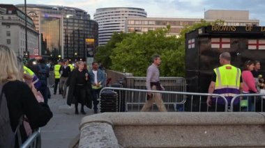 14 Eylül 2022 'de Kraliçe' nin Westminster Köprüsü 'ndeki güvenlik kontrol noktasından geçtiğini görmek için kuyruk oluştu.