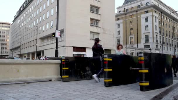 Londres Setembro 2022 Uma Mulher Colide Com Homem Fila Para — Vídeo de Stock