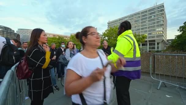 Londres Septiembre 2022 Las Personas Sin Pulseras Les Niega Entrada — Vídeo de stock