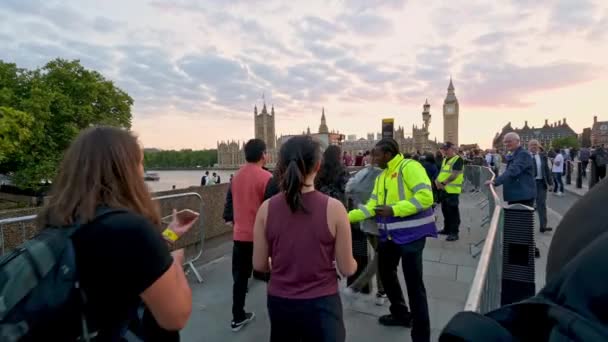 ロンドン 2022年9月14日 セキュリティガードはザ キューの人々のリストバンドをチェックし クイーンがウェストミンスター橋の検問所に横たわっているのを確認します 日没時に議会の家 — ストック動画