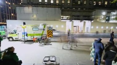 LONDON - 17 Eylül 2022: Sağlık görevlilerinin ve insanların Kraliçe 'yi görmek için Jübile Parkı' nda kuyruğa girmeleri. Arka planda Londra Gözü olan gece vakti.