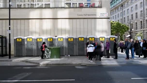 ロンドン 2022年9月17日 一時的なポータブルトイレの行を訪問する人々の行のTimelapse トイレのドアを開けたり閉じたりするのを見ることができます — ストック動画