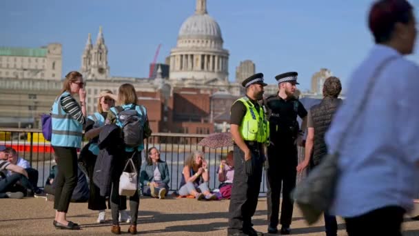 ロンドン 2022年9月14日 警察官と元帥はエリザベス2世が国家に横たわっているのを見るためにキューをマニング 聖パウロ大聖堂を背景に — ストック動画