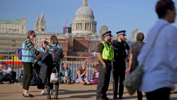 Londres Septembre 2022 Des Policiers Des Maréchaux Font Queue Pour — Video