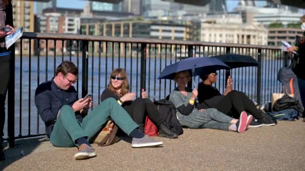 London Września 2022 Ludzie Siedzą Brzegu Tamizy Kolejce Aby Zobaczyć — Wideo stockowe